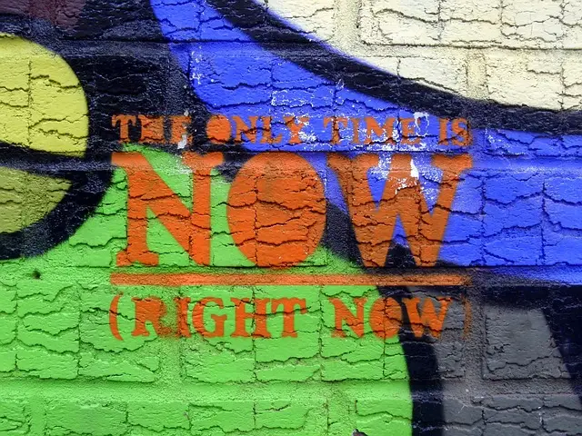 '바로지금'-글자가-적힌-벽