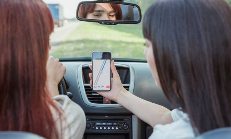 스마트폰 네비게이션을 보는 여자