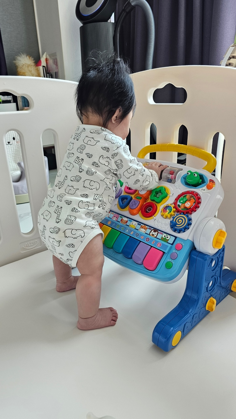 놀고 있는 아기 이미지