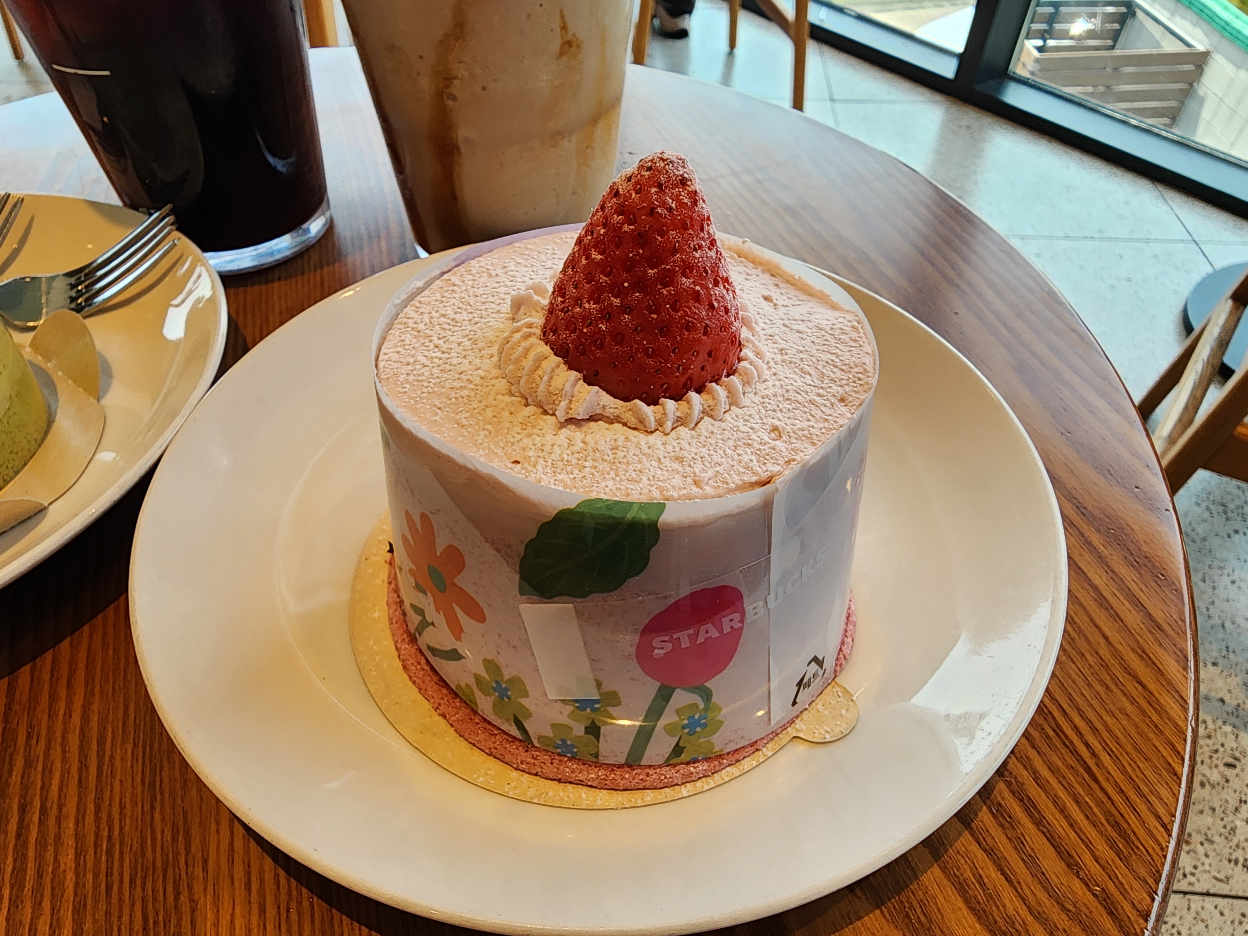 스타벅스-클래식밀크티블렌디드-피스타치오무스케이크-딸기크림쉬폰케이크-남양주삼패점-주차