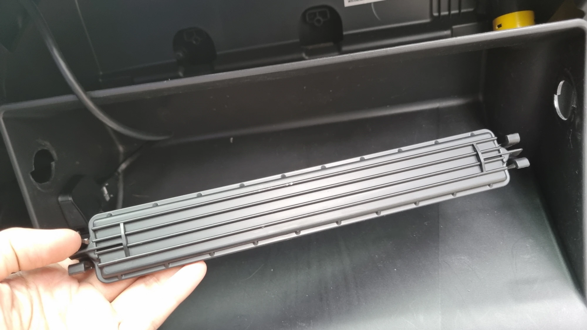 아반떼 에어컨필터 덮개 열린 모습