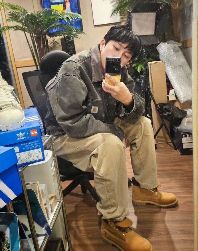 의자에앉아있는-남성의모습