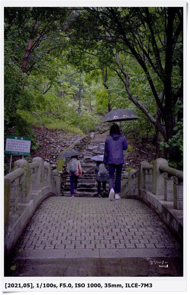 사리암으로 올라가는 길 중간 돌다리와 계단 시작 구간
