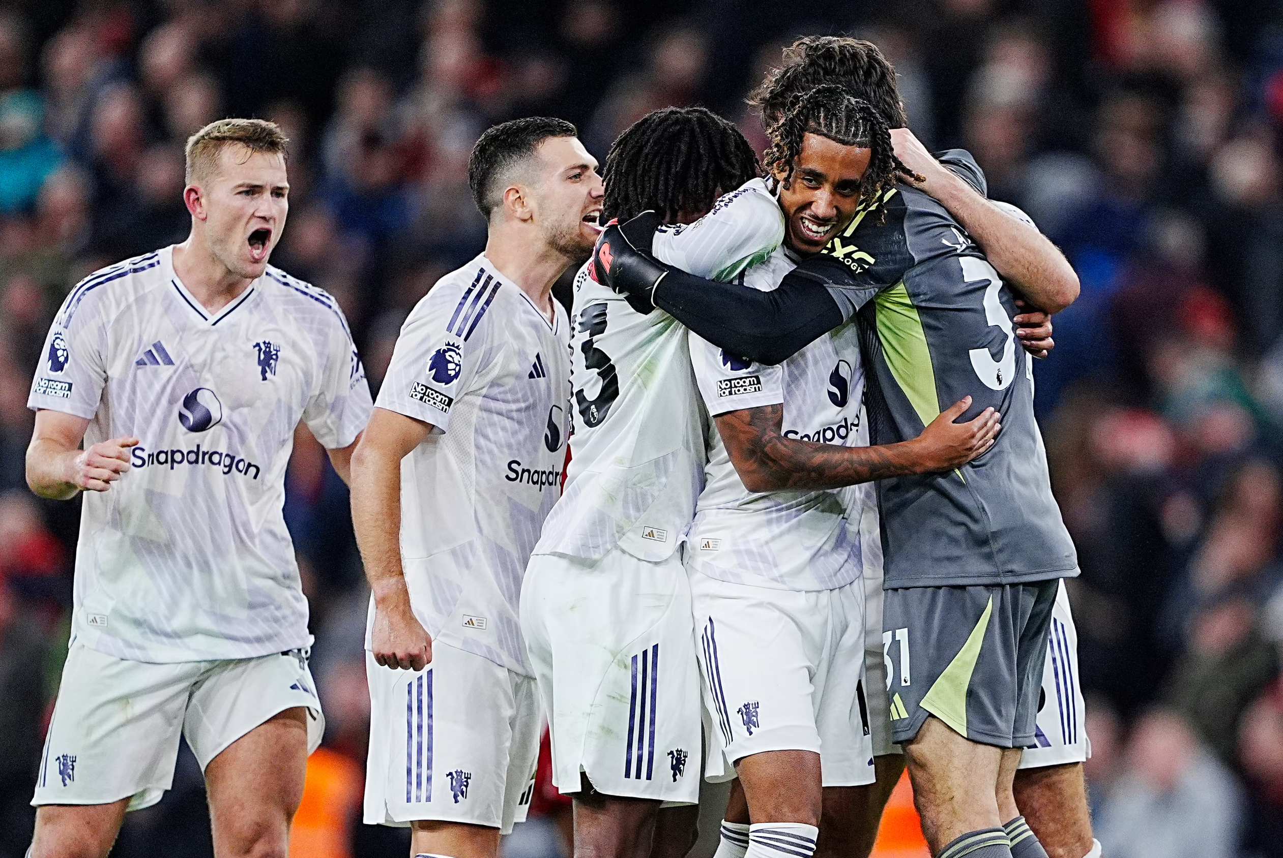 리버풀전 승리가 확정된 후 얼싸 안는 맨유 선수들