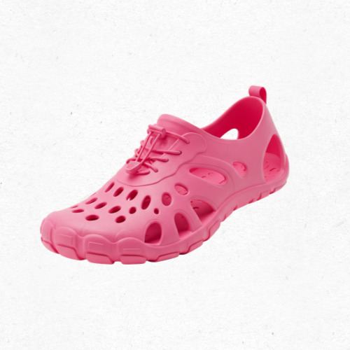 계곡 물놀이를 즐기는 가족