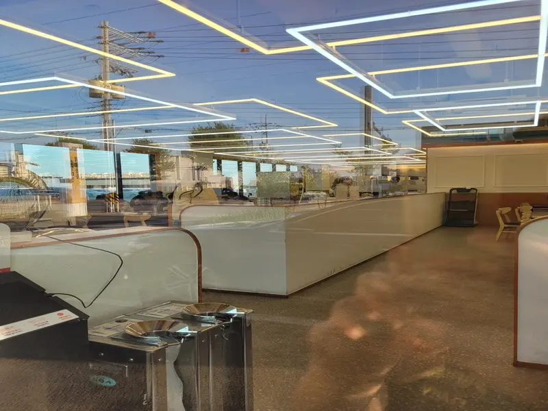 수원 호매실 편편집 내부 전경, 넓고 쾌적한 좌석과 밝은 조명, 가족&middot;단체 모임에 적합한 깔끔한 인테리어