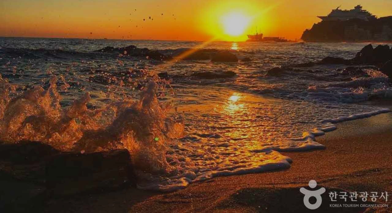 붉은 태양이 떠오르는 강릉 정동진 해변의 전경이다. [ⓒ한국관광공사]