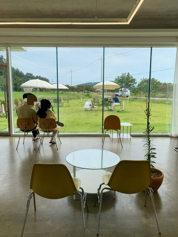 바깥을 보고 앉을 수 있는 자리