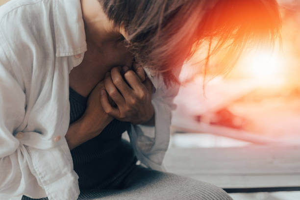 왼쪽가슴통증을 유발하는 흉부 심장통증 원인에는 기본적으로 심장이 있기 때문에 심장 문제라고 생각합니다. 평소에 왼쪽가슴통증이 있을 때도 심장에 이상이 있는 것 같고 무섭다는 생각이 들 수도 있습니다. 그러나 왼쪽 가슴 통증이 모두 심장의 문제는 아니고 역류성식도염 등 심장, 폐, 소화기 질환 등 다양한 질환을 예측할 수 있습니다.