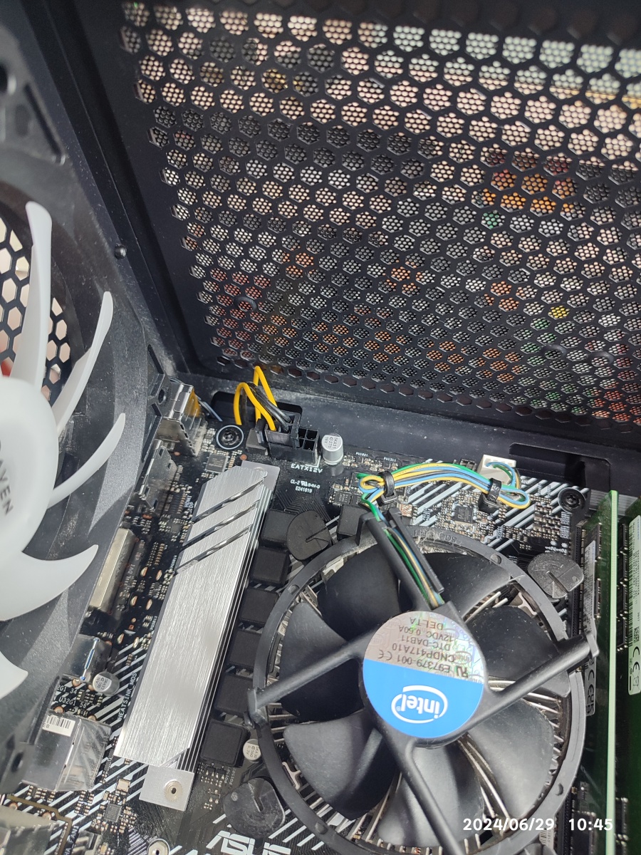 CPU 보조 전원 케이블 잘못 연결된 상태