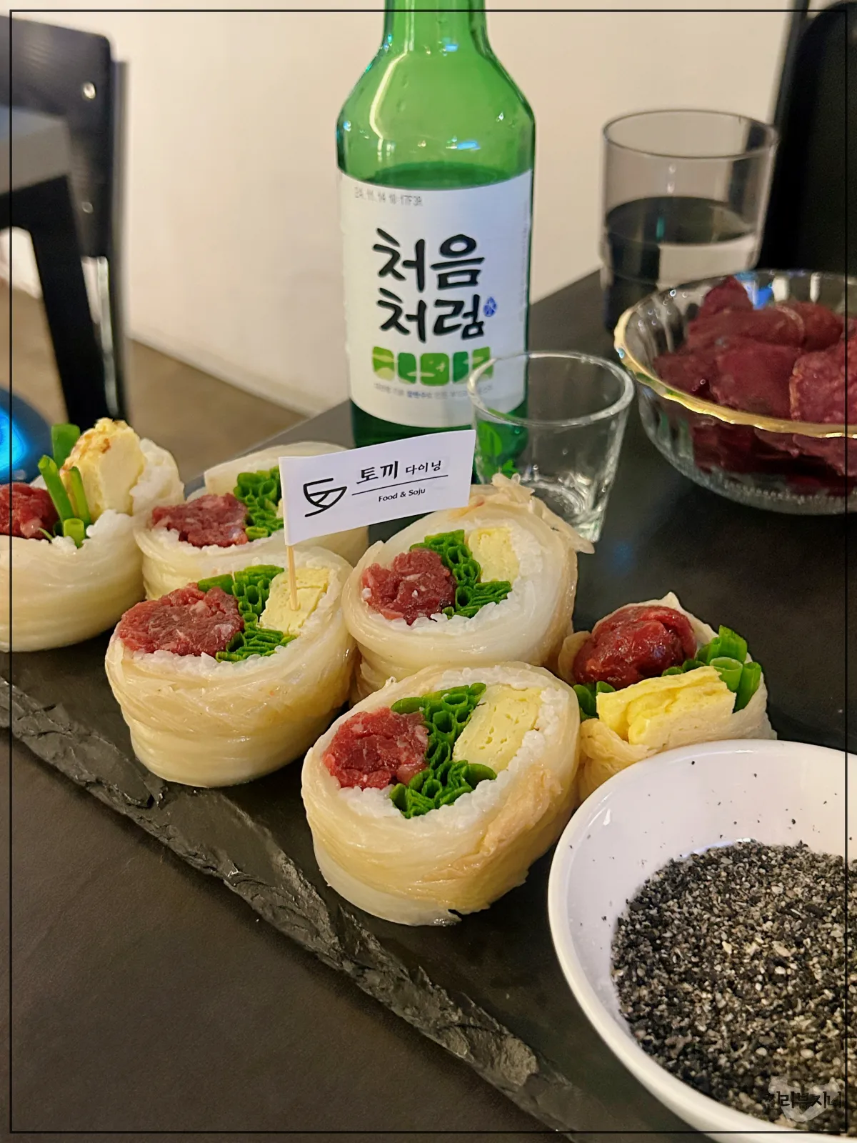 묵은지로-감싸진-육회-마끼-6개가-테이블-위에-올려진-사진