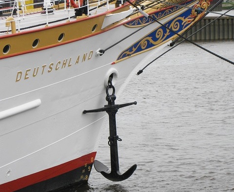 앵커링(정박) 효과는 인간의 인식이 처음 습득한 정보에 닻을 내려놓은 행동특성을 말한다