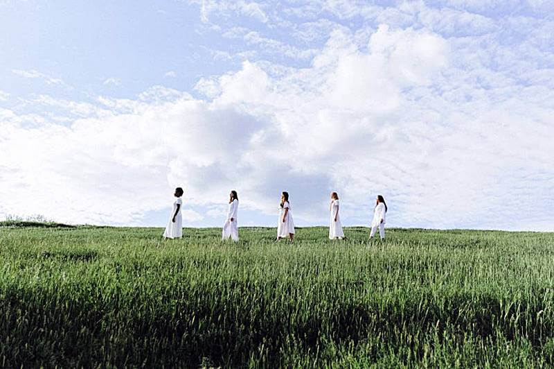 넓은-들판에-여러사람들이-모여있는-모습