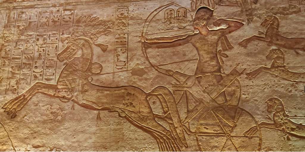 말이 끄는 전차 위에서 활을 쏘는 람세스 2세의 모습이 조각된 아부심벨 신전의 전투 벽화