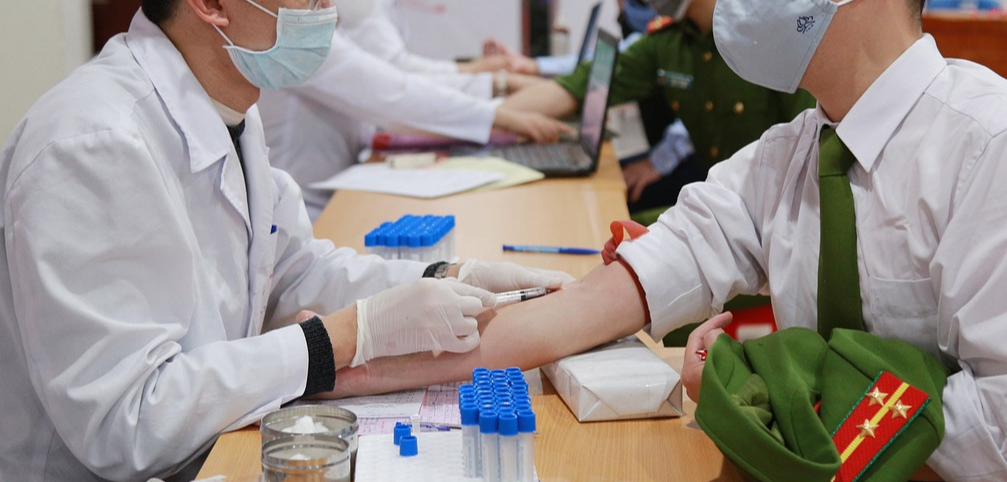 채혈하는 의료진의 모습