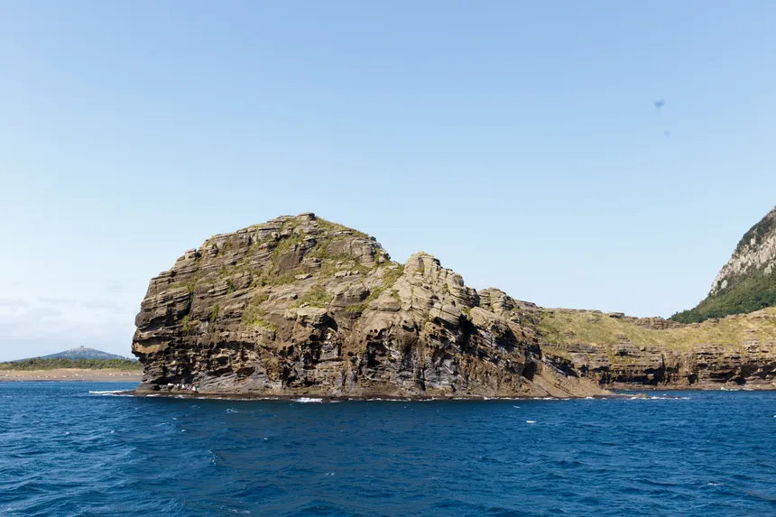 제주 산방산 앞바다를 항해하는 유람선에서 바라본 절벽과 푸른 바다 풍경
