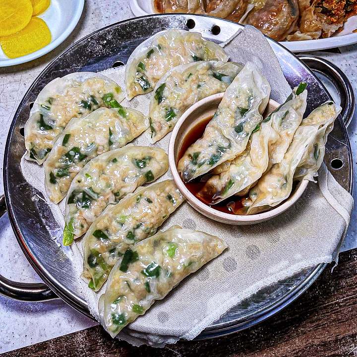 회기 식당 손만두 42년 내공 만두 장인의 속이 꽉 찬 인생 인생극장 마이웨이 맛집 추천
