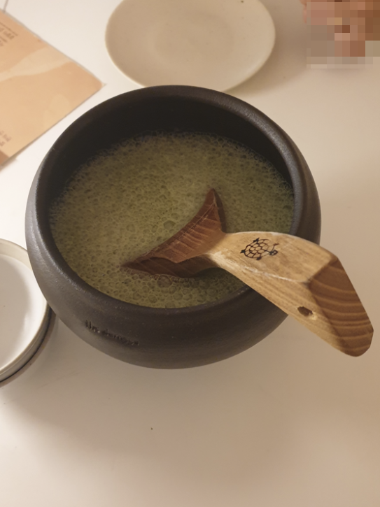 테이블 위에 말차 막걸리가 담긴 항아리가 놓여 있다.