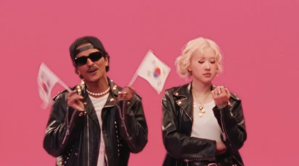 외국인들이 한국의 술게임을 즐기는 모습.