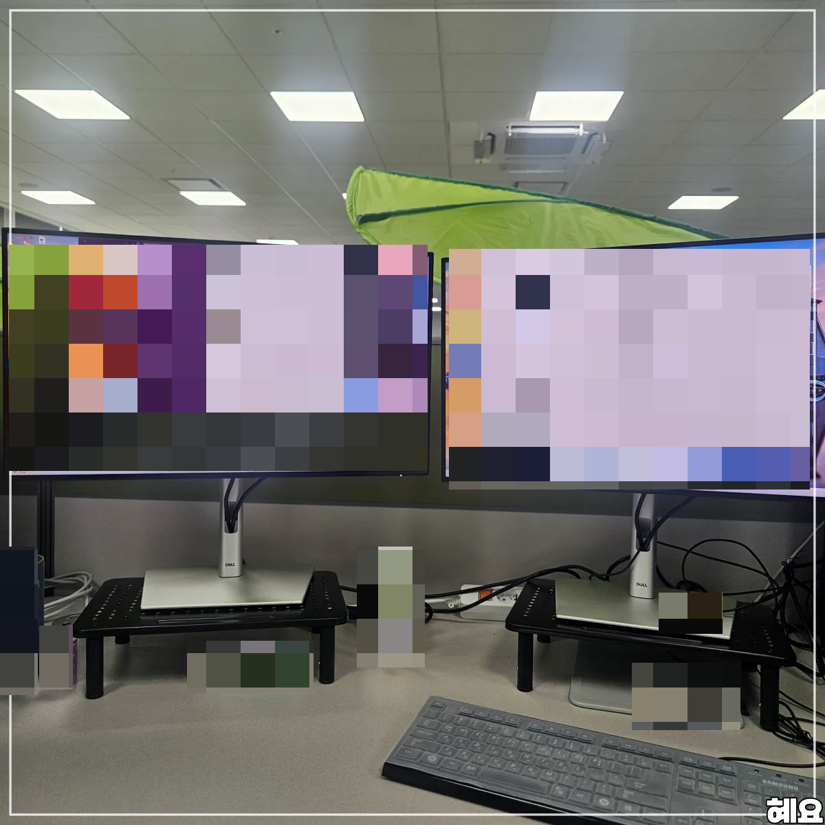 모니터받침대-설치-완료된-모습