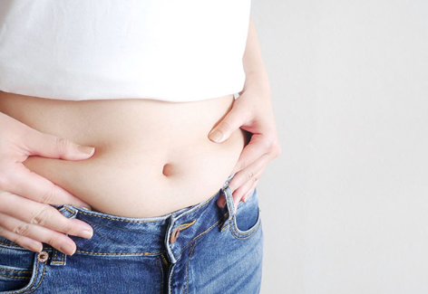 뱃살을 집는 여자.