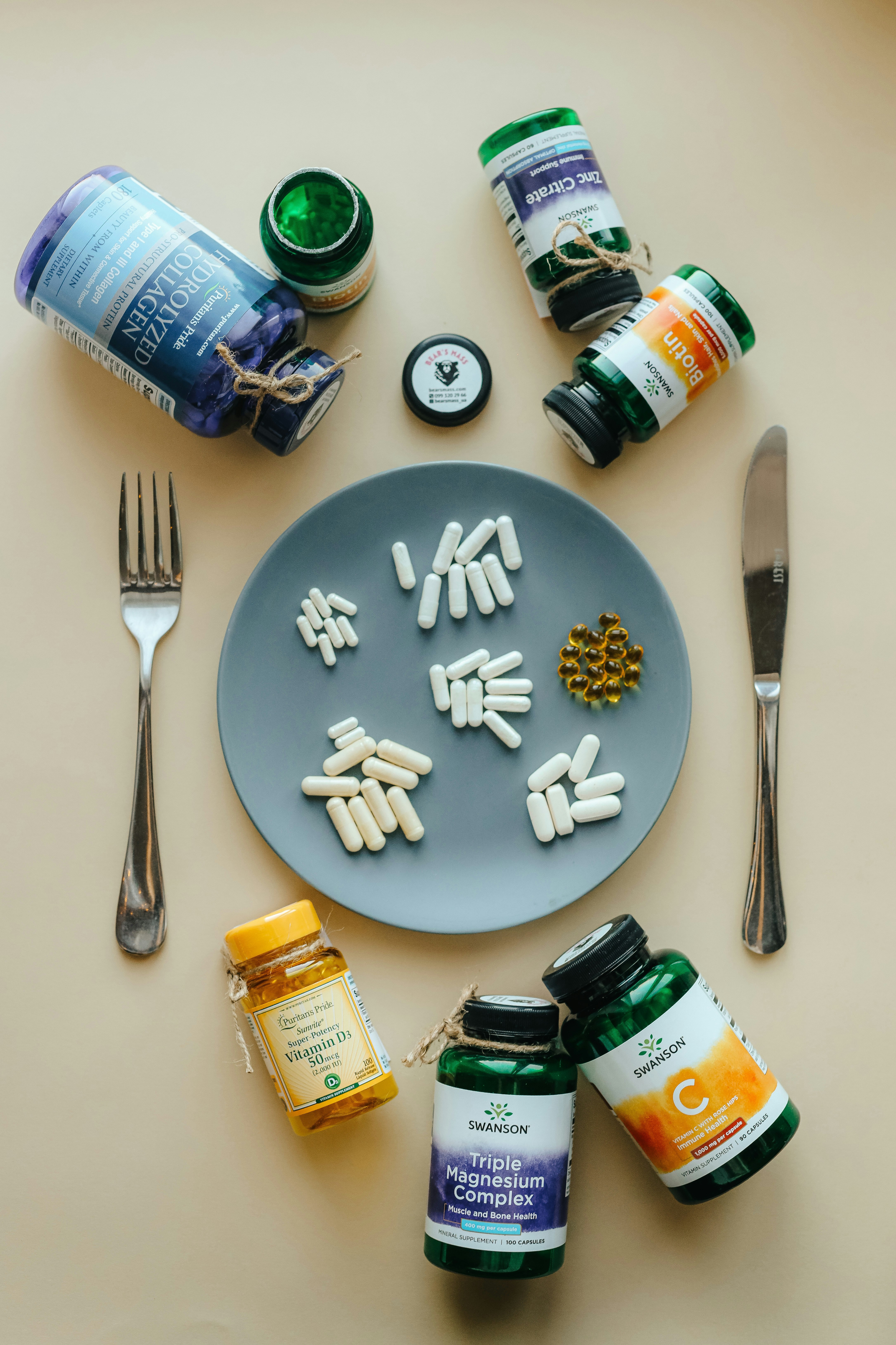 여러가지 영양제를 한 접시에 모아둔 사진