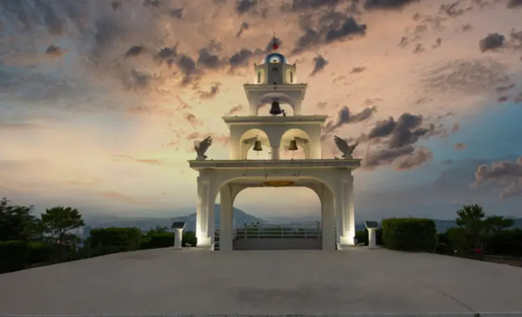 카페거리 흰색 3단계 조형물