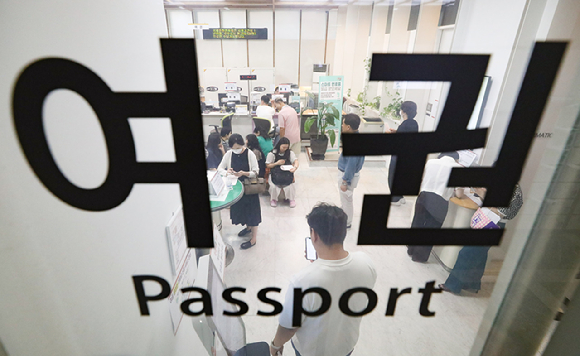 코로나19의 여파로 인해 잠잠하던 위&middot;변조 여권 적발 건수가 지난 2022년부터 다시 급증하는 것으로 확인됐다. 사진은 본 기사와 무관한 이미지로 서울 종로구청 여권 민원실이 민원인으로 붐비고 있다. [사진=뉴시스]