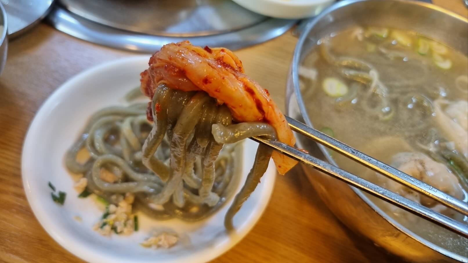 칼국수에-김치에-얹어먹는-모습