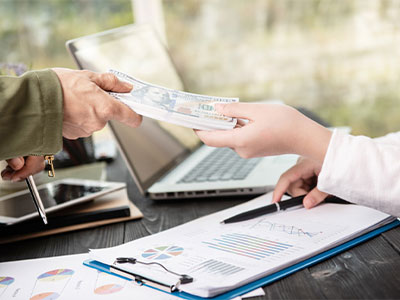 서류 상담 중 현금 수령 장면 &ndash; 정부지원 환급 사례 이미지