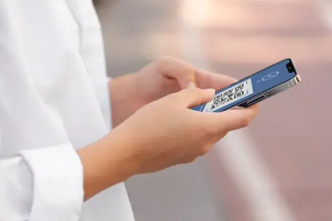 SKT 유심 무상 교체 신청을 위한 QR 코드 스캔 예시. 유심 무료 교체 방법 중 비대면 인증 또는 매장 예약을 상징하는 장면