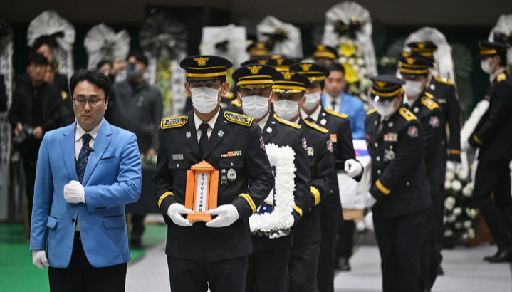 완도 창고 화재 순직 소방관 눈물의 영결식... "영웅들의 마지막 길, 대전현충원 안장"