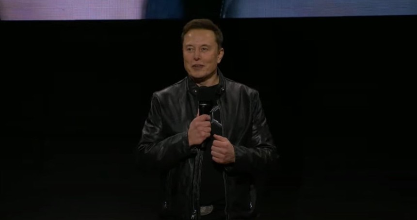 일론 머스크 테슬라 최고경영자(CEO)가 10일(현지시간) 미국 로스앤젤레스(LA)에서 열린 로보택시 공개행사에서 '사이버캡'을 소개하고 있다.