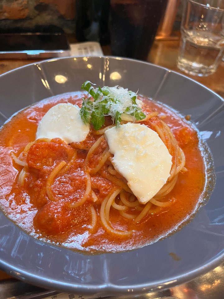 홍대 화덕 피자 뽀모도로 파스타