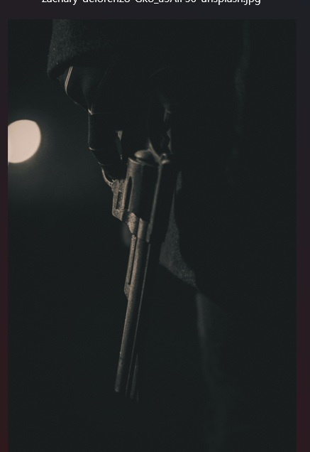 구로사와 아키라 감독의 영화 들개(1949) 속 형사가 잃어버린 권총과 전후 일본 도쿄의 혼란스러운 추격전을 상징하는 필름 누아르 이미지