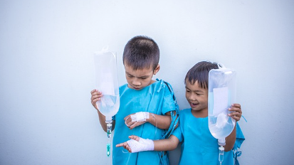 천식으로 링겔을 맞으며 들고있는 아이들 이미지