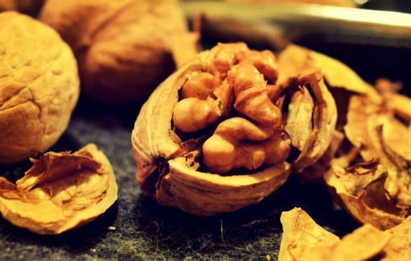 껍질이-벗겨진-호두-알맹이