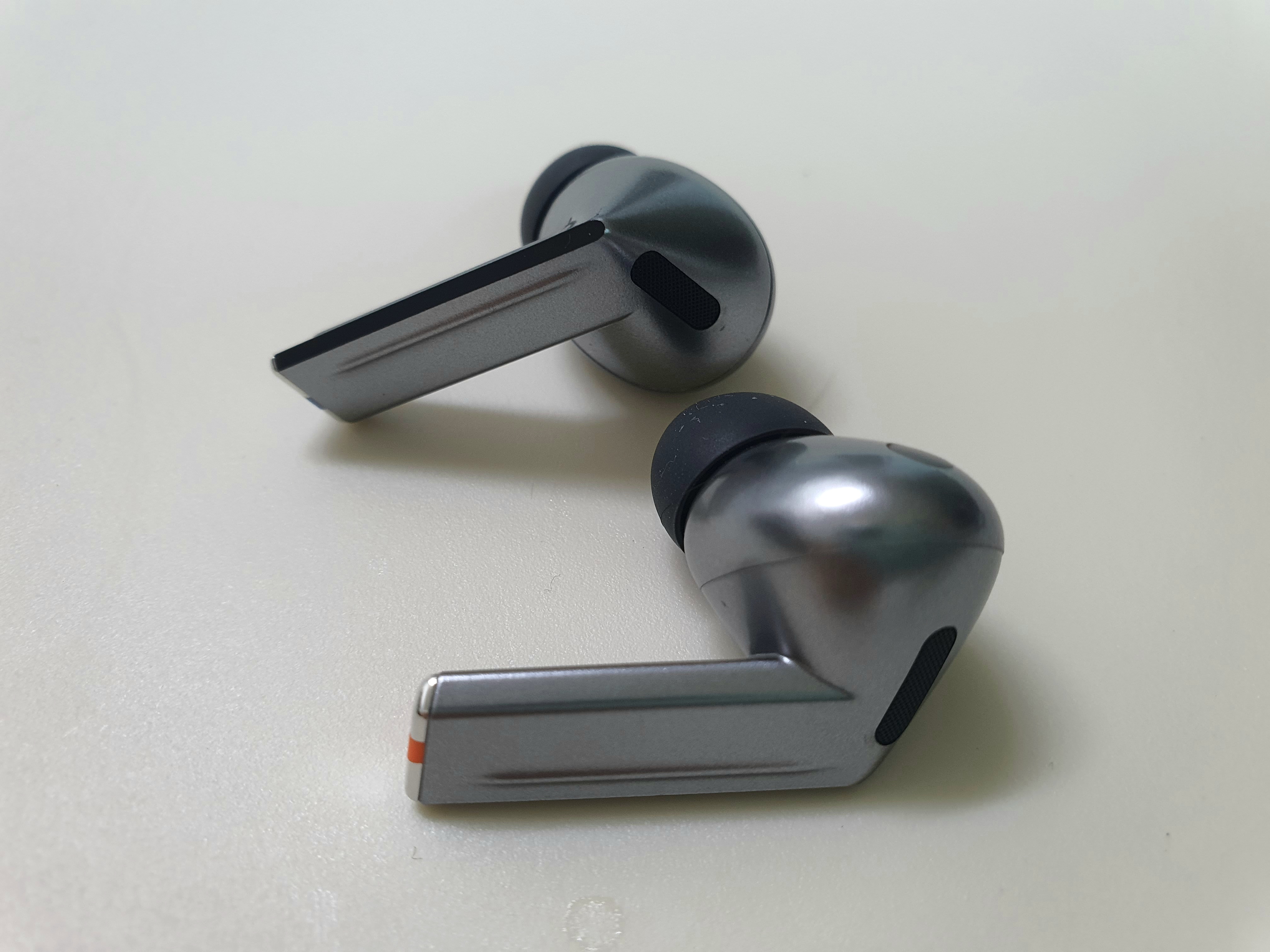 착용감이-매우-편리한-이어폰입니다.