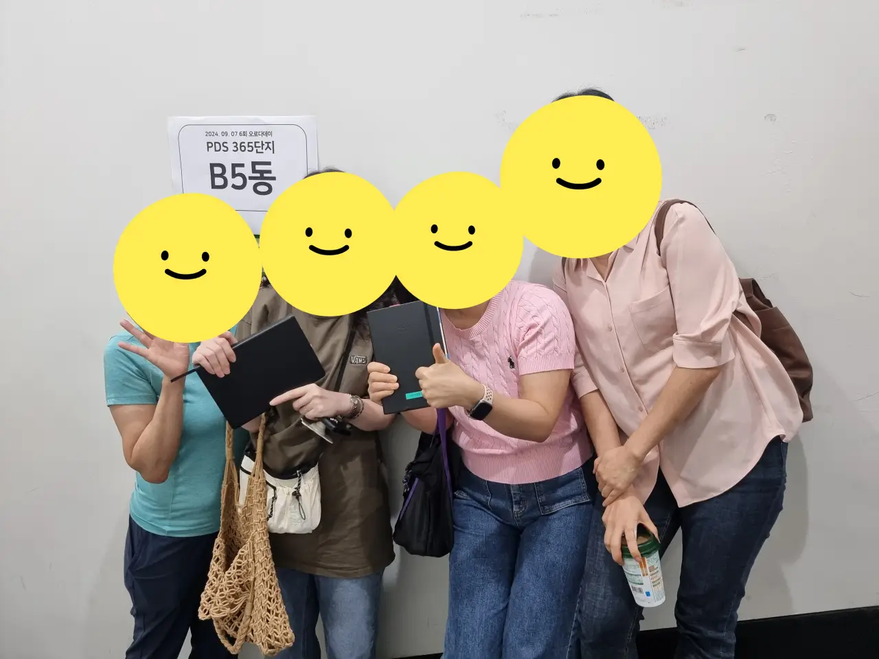 다이어리를-손에든-여성들