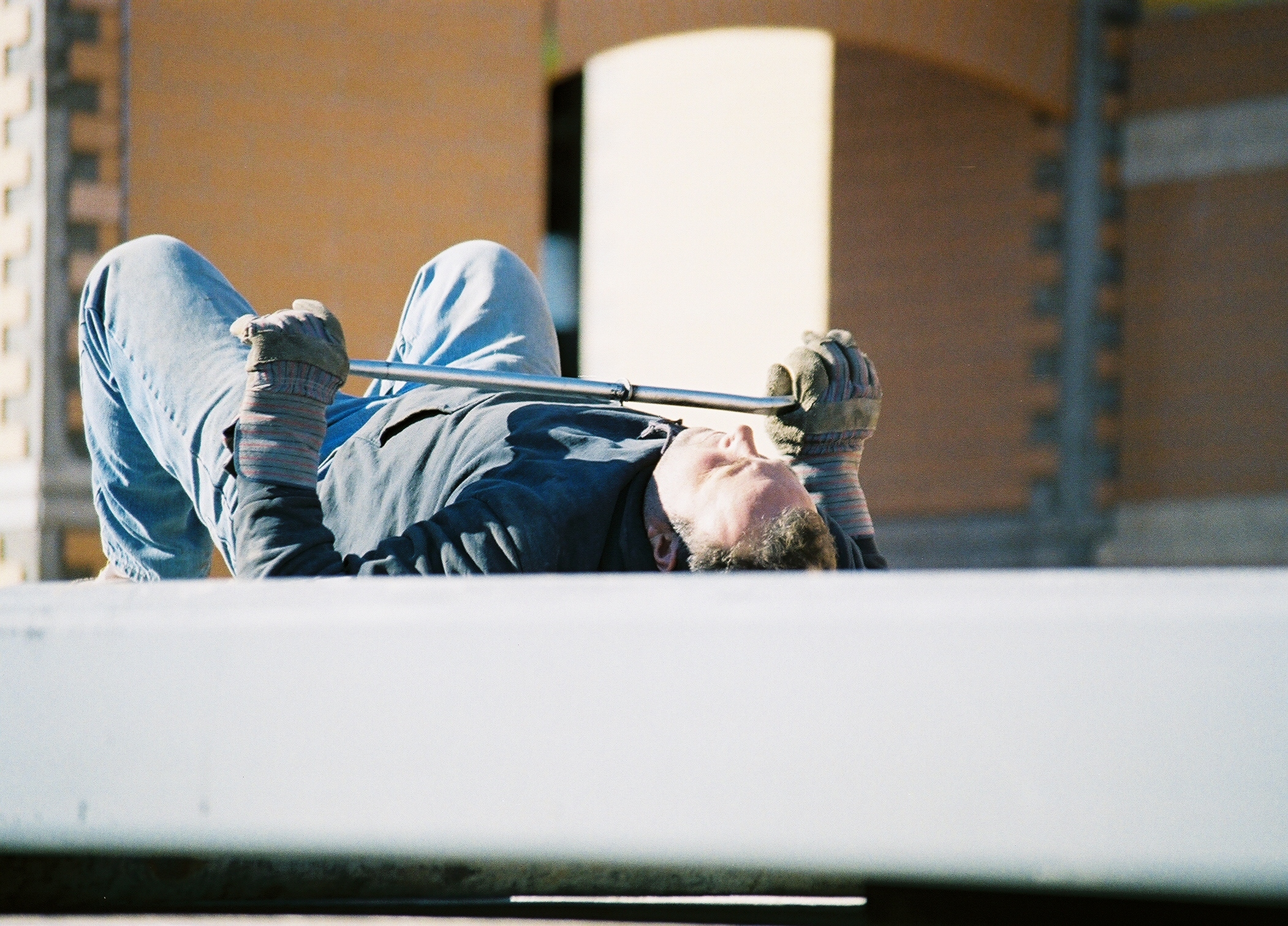 누워서 쉬고 있는 근로자 모습