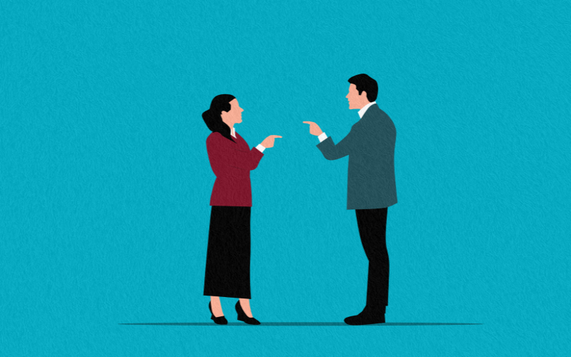 서로에게 손가락질 하는 사람들