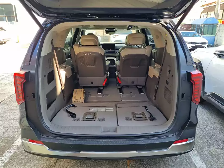 3열 시트가 접힌 더 뉴 카니발 적재공간은 이렇습니다.