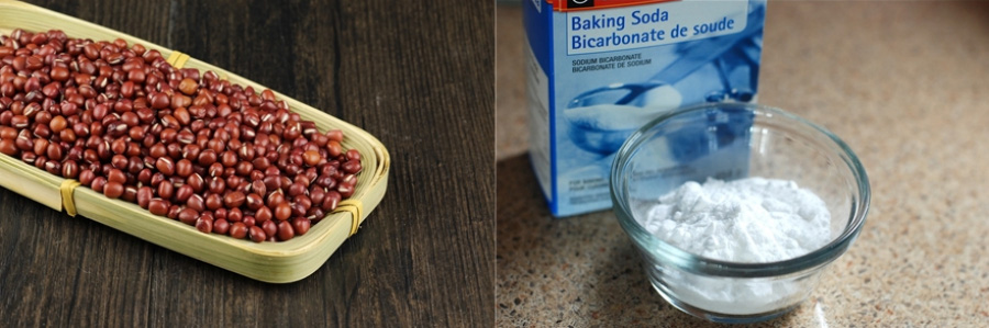 왼쪽은 고동색 바닥 위에 대나무로 만든 직사각형 접시 위에 팥을 수북하게 쌓아두고 찍은 사진이고&#44; 오른쪽은 탄산나트륨인 소다를 종이 상자와 그 앞에 투명하고 동그란 그릇에 반쯤 담아두고 찍은 사진