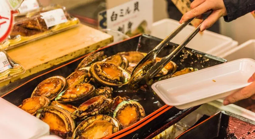 집게로 전복을 집는 모습