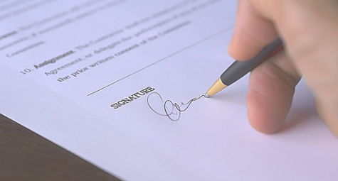 펜으로-사인하는-사람