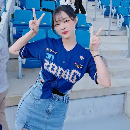 nc다이노스 야구 복장을 입은 김갑주 팬