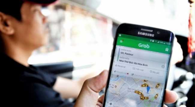 그랩택시를 타고있는 손님이 예약했던 택시의 어플을 보고있습니다.