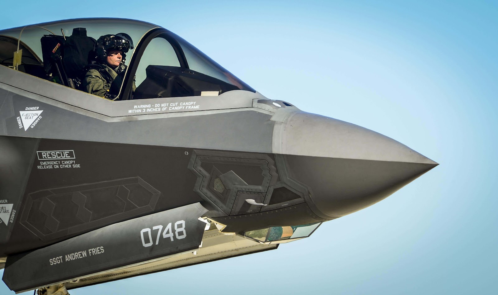 F-35에 장착된 EOTS는 항력을 최소화로 설계되었고 고속의 광통신을 통해 중앙 컴퓨터와 연결된다.