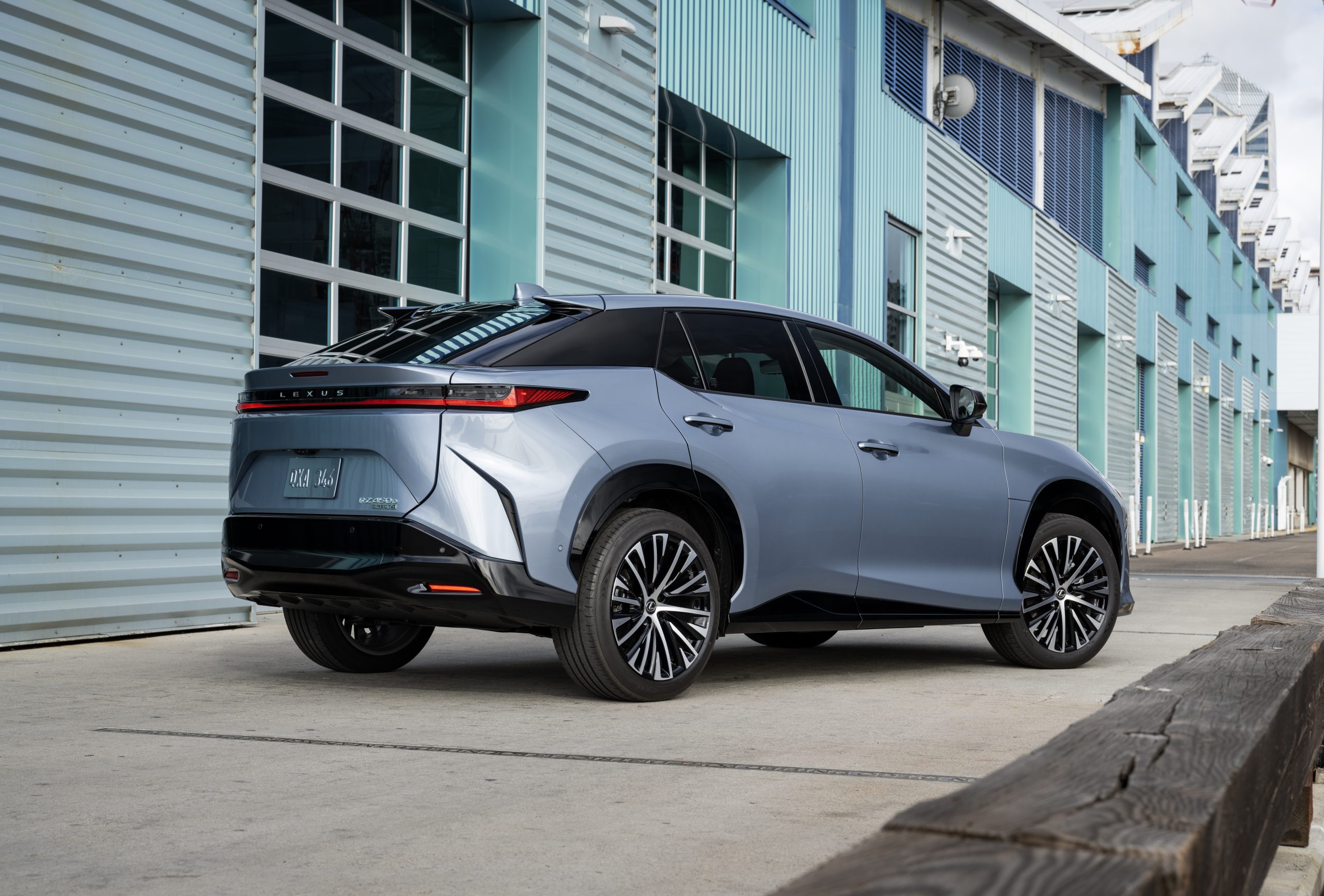 2023 렉서스 RZ 뒷모습 사진