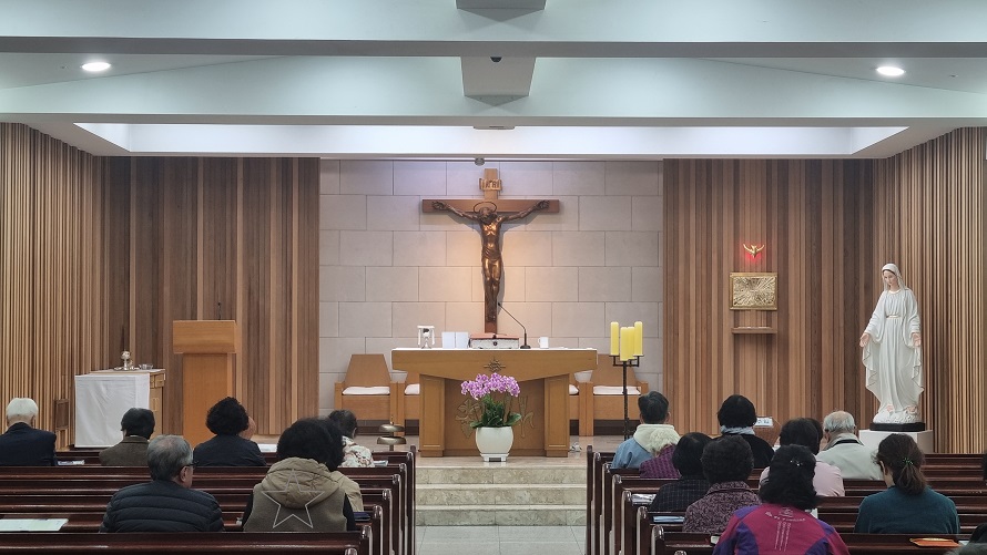 광릉성당 성전 안 제대, 제단, 십자고상, 감실 사진